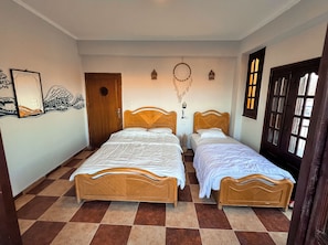 Deluxe Triple Room | Desk, laptop workspace, free WiFi, bed sheets - Rafiki Hostels - Dahab (Dahab)