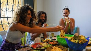Una mesa de comedor con varios platos, una jarra y un vaso.