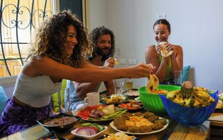 Desayuno con opciones de la cocina local incluido todos los días
