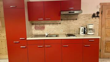 Réfrigérateur, micro-ondes, plaque de cuisson, cafetiÚre/bouilloire