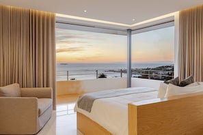 3 bedrooms, iron/ironing board, WiFi, bed sheets - Your Beach Vacation Dream House (Cape Town)