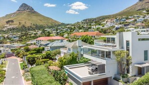 Exterior - Spacious Villa with Stunning Views: Your Paradise (Cape Town)