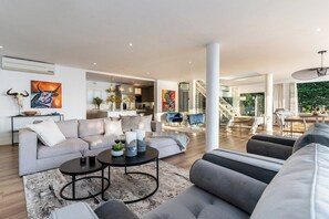 Fireplace - It's all about the views! Beach style home (Cape Town)