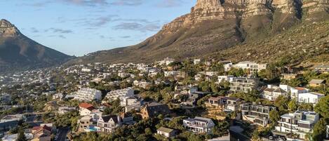 Zona residencial con casas, carreteras y una montaña al fondo.