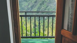Un balcon donnant sur un paysage montagneux.