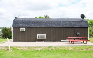 Outdoor dining - Lakeview Cabin with Breathtaking Views, Private Porch, and Cozy Fire Pit (Toronto)