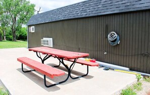 Outdoor dining - Lakeview Cabin with Breathtaking Views, Private Porch, and Cozy Fire Pit (Toronto)