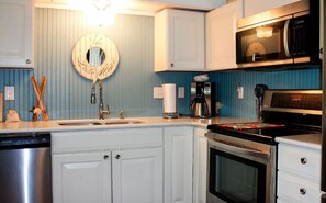 Microwave, oven, stovetop, dishwasher - Lakeview Cabin with Breathtaking Views, Private Porch, and Cozy Fire Pit (Toronto)