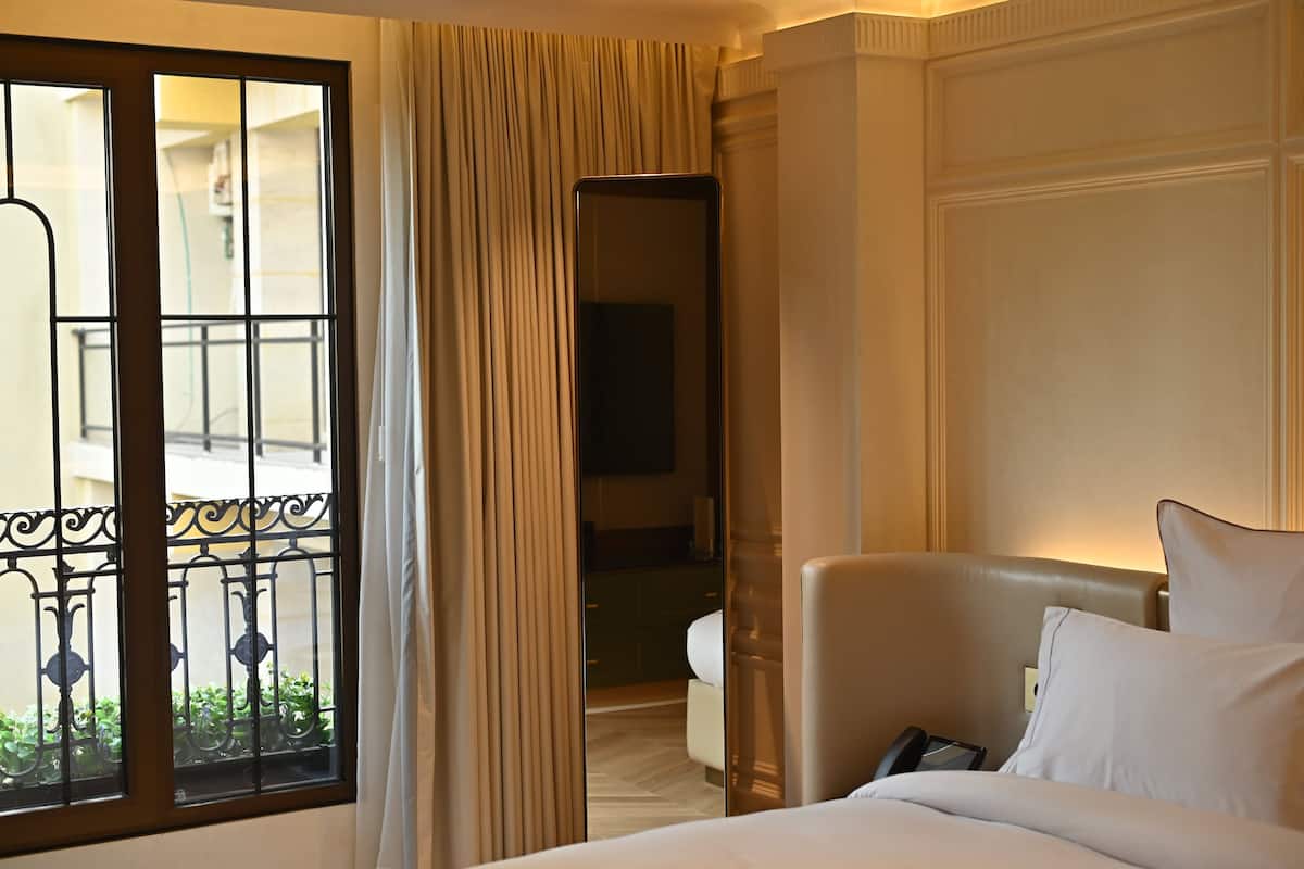 Chambre Confort, vue sur la cour intérieure | Literie hypoallergénique, minibar, coffre-fort, bureau