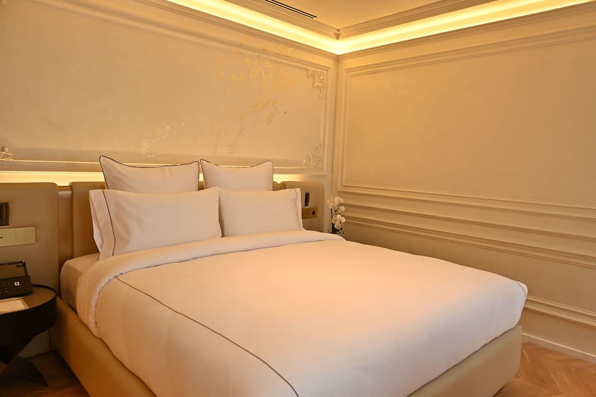 Chambre classique, non-fumeur, vue sur la ville | Literie hypoallergénique, minibar, coffre-fort, bureau