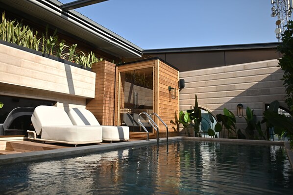 Outdoor pool, sun loungers - The Townhouse (Islamabad)