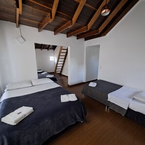 Habitación doble Confort, vista a la ciudad | Escritorio, cortinas blackout y tabla de planchar con plancha 