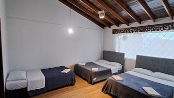 Escritorio, cortinas blackout y tabla de planchar con plancha