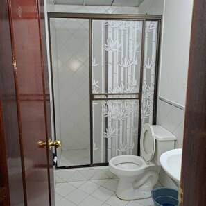 Phòng đôi Deluxe | Phòng tắm | Khăn tắm, xà phòng, giấy vệ sinh