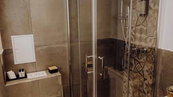 Een douche, een haardroger, handdoeken