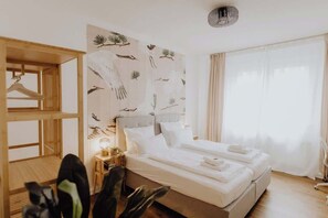 2 soverom, skrivebord, strykejern/-brett og reiseseng for barn