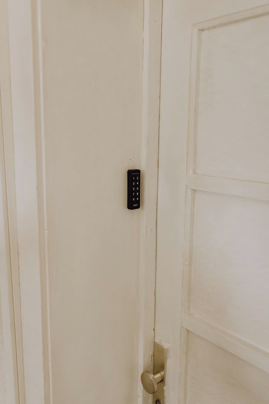 Eine weiße Tür mit Tastatur-Schließvorrichtung und Schlüsselloch.