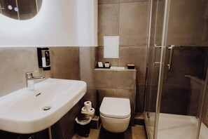 Shower, hair dryer, towels - Staylight | City Loft in the Old Town | Balcony (Hildesheim)