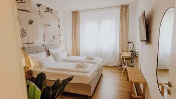 2 slaapkamers, een bureau, een strijkplank/strijkijzer, reisbedje