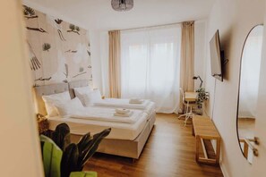 2 soverom, skrivebord, strykejern/-brett og reiseseng for barn