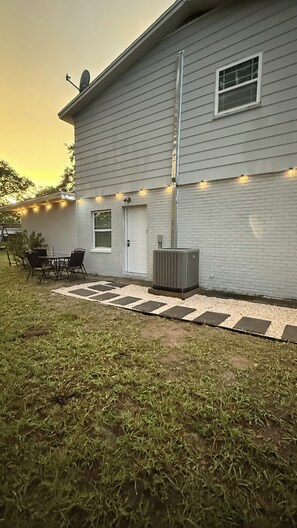 Outdoor dining - Family-Friendly 2BR Stay • Near Busch Gardens & Tampa Attractions (Tampa)