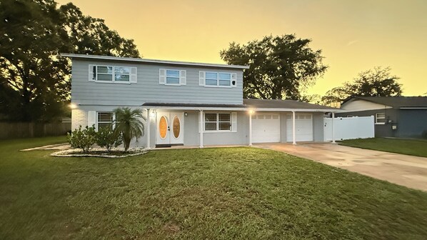 Exterior - Family-Friendly 2BR Stay • Near Busch Gardens & Tampa Attractions (Tampa)