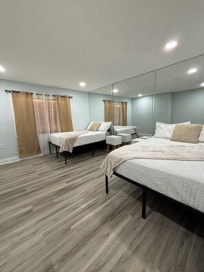 2 bedrooms, iron/ironing board, free WiFi, bed sheets - Family-Friendly 2BR Stay • Near Busch Gardens & Tampa Attractions (Tampa)