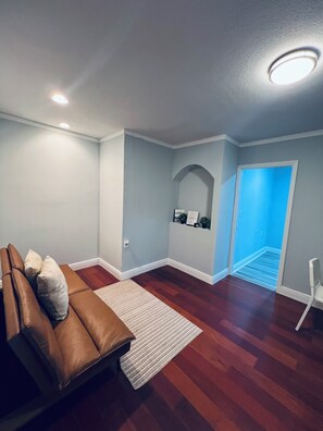 Interior - Family-Friendly 2BR Stay • Near Busch Gardens & Tampa Attractions (Tampa)