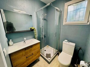 Dusche, Haartrockner, Handtücher, Seife