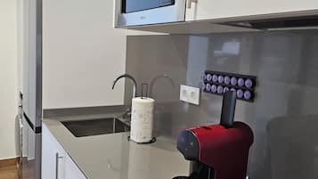Full-size fridge, microwave, stovetop, highchair