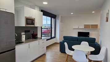 Apartment, Pets Allowed | Private kitchen | Full-size fridge, microwave, stovetop, highchair
