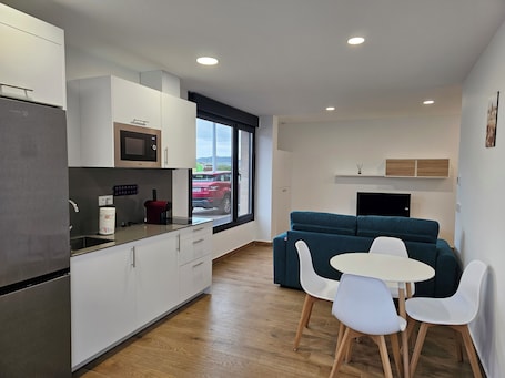 Refrigerador con freezer, microondas, placa de cocina