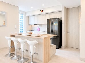 Geladeira, micro-ondas, fogão, cooktop
