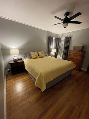 2 dormitorios, tabla de planchar con plancha, ropa de cama