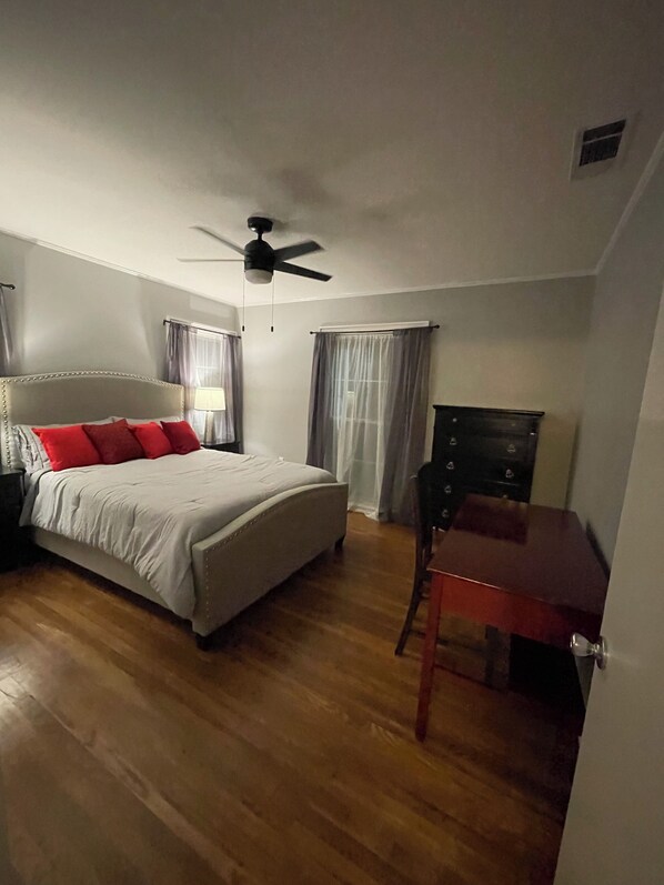 2 dormitorios, tabla de planchar con plancha, ropa de cama