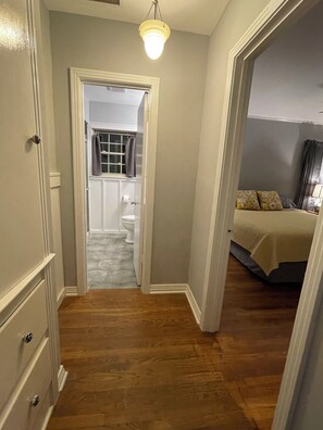 2 bedrooms, iron/ironing board, bed sheets - Charming 2-bedroom house in Dallas with AC (Dallas)