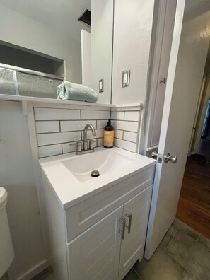 Douche, sĂšche-cheveux, serviettes fournies, papier toilette