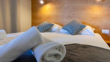 2 bedrooms, internet, bed sheets