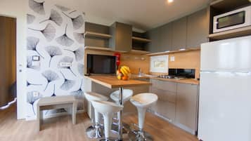 Kühlschrank, Mikrowelle, Wasserkocher mit Kaffee-/Teezubehör, Hochstuhl