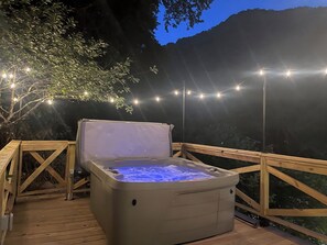 Outdoor spa tub - Living on the Edge! Charming 3-bedroom house with HOT TUB and King bed! (Delbarton)