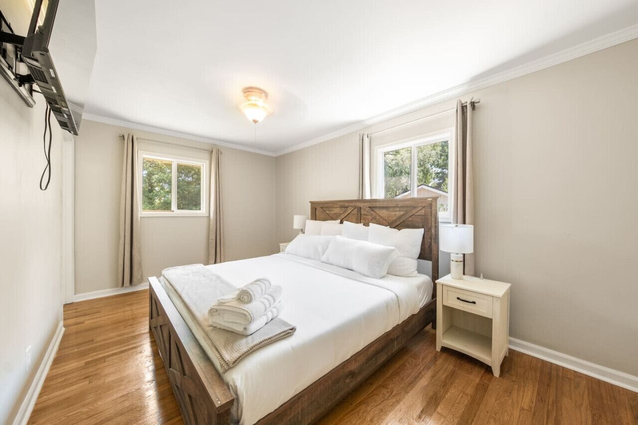 3 slaapkamers, een strijkplank/strijkijzer, gratis wifi, beddengoed