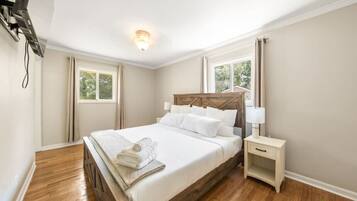 3 slaapkamers, een strijkplank/strijkijzer, gratis wifi, beddengoed