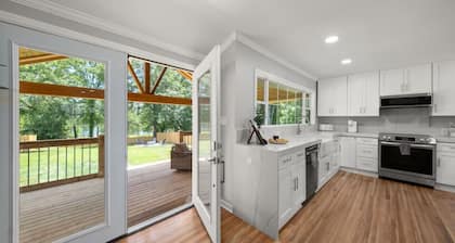Lakeview Retreat | Family-Friendly · Near Downtown