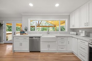 Kühlschrank, Mikrowelle, Herdplatte, Geschirrspüler