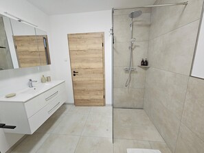 Dusche, Haartrockner, Handtücher, Seife