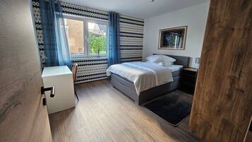 2 Schlafzimmer, Schreibtisch, Bügeleisen/Bügelbrett, Bettwäsche