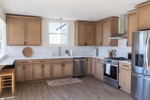 Fridge, microwave, oven, stovetop - Newly remodeled 4-bedroom family friendly house in Yakima (Yakima)