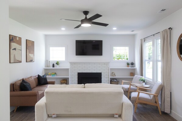 Smart TV, fireplace - Newly remodeled 4-bedroom family friendly house in Yakima (Yakima)