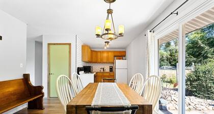 Charming 2-bedroom cottage with Central AC WiFi close to amazing downtown Warsaw