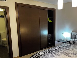 Apartment | 2 bedrooms, iron/ironing board, free WiFi, bed sheets